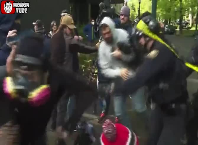 Video :After colliding with a police officer, an anti-Israeli demonstrator is subdued